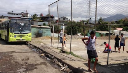 Un grupo de niños prepara una cancha para jugar al fútbol en La Carpio.