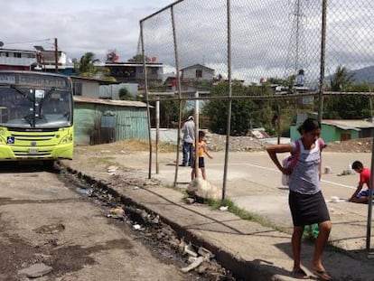 Un grupo de ni&ntilde;os prepara una cancha para jugar al f&uacute;tbol en La Carpio.