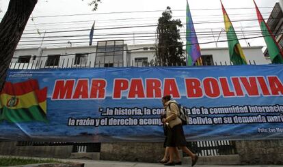 Dos mujeres pasan frente a un cartel en La Paz (Bolivia), el 22 de septiembre de 2015.