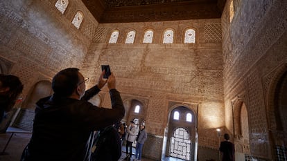 Interior del Salón de Comares en la Alhambra de Granada.