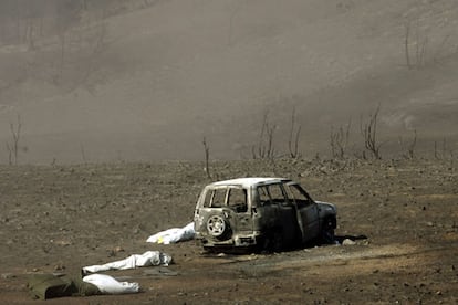 Santa María del Espino (Guadalajara), 18 de julio. Un incendio forestal provocado por una barbacoa causa 11 muertos y más de 600 evacuados, además de devastar miles de hectáreas de monte. Las víctimas eran voluntarios de los retenes desplegados para combatir el incendio que se vieron sorprendidos por las llamas de un barranco. En la imagen, tres cadáveres de agentes forestales junto a los restos de su todoterreno calcinado.