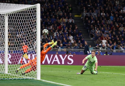 El jugador del Barcelona Dani Olmo, marca el gol del empate ante el Inter.