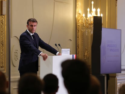 El presidente francés, Emmanuel Macron, da un discurso frente a los embajadores franceses, el pasado lunes en el palacio del Elíseo.