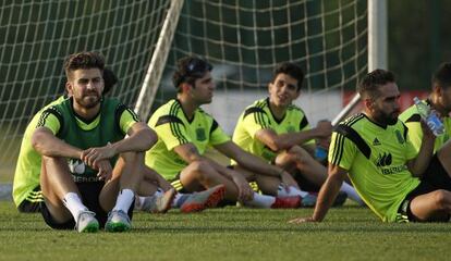 Els jugadors descansen en un moment de l'entrenament d'ahir