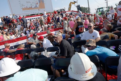 La multitud reacciona después de las detonaciones que se escucharon en el mitin de Donald Trump en Butler (Pensilvania).