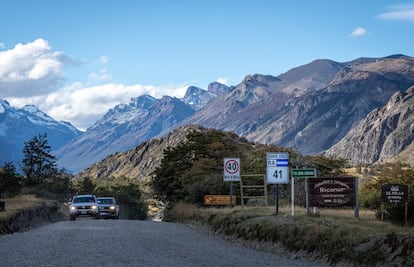 Inicio del Tramo El Chaltén - Lago del Desierto de la Ruta Prov. N.º 41. Este tramo en cuestión es el que se busca pavimentar.   Bajo el lema de la participación democrática y pública, hubo a inicios de 2022 una consulta a la comunidad de El Chaltén. El objetivo: presentar el proyecto de pavimentación de un tramo de la ruta provincial 41 –actualmente de ripio– que conecta al pueblo con El Lago del Desierto, llamado Ruta Escénica por la belleza del lugar. Los habitantes que participaron en la consulta salieron con más dudas que certezas.