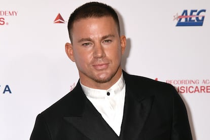 Channing Tatum – “Y sí, solía trabajar como stripper”. Esta era la frase que, según confirmó el tabloide US Weekly, solía presidir el perfil en la plataforma Raya del protagonista de Magic Mike. Tras romper con su última pareja, la cantante londinense Jessie J, Tatum decidió buscar el amor en las redes. “A él le da igual si conoce a alguien online, en una cita concertada o caminando por la calle. Un amigo le sugirió Raya y sintió que no tenía nada que perder intentándolo”, manifestó una fuente anónima cercana al actor.