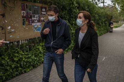 La imagen de la candidata como médica y madre es un reclamo constante en la campaña de Más Madrid. “¿En exceso? Es que teníamos que presentar a Mónica, la gente no la conocía”, justifica un asesor. En la imagen, Mónica García e Inigo Errejón llegan al mitin celebrado en Leganés, este sábado.