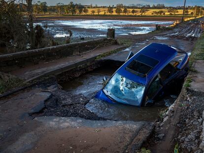 Un automóvil arrastrado después de una lluvia torrencial, en Dundee, Escocia, en octubre de 2023.