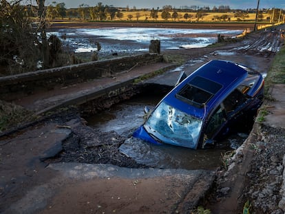 Un automóvil arrastrado después de una lluvia torrencial, en Dundee, Escocia, en octubre de 2023.