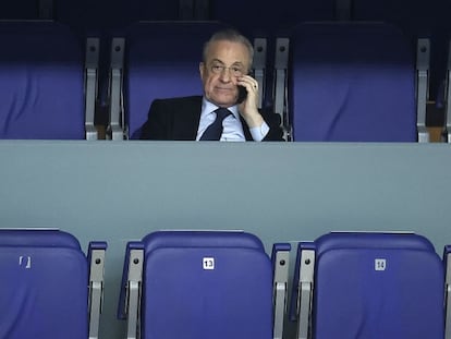 Florentino Pérez, el pasado mes de febrero, atiende a un partido de baloncesto del Real Madrid en Madrid.