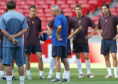 El seleccionador, Yartsev (en el centro), conversa con sus jugadores durante un entrenamiento.