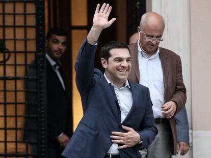 O primeiro-ministro grego Alexis Tsipras deixa seu gabinete em Atenas.