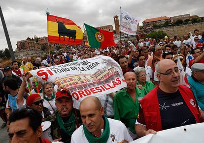 Manifestación de vecinos de Tordesillas a favor de la celebración del Toro de la Vega.