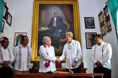 Andrés Manuel López Obrador y John Kerry, en Guelatao, Estado Oaxaca, este martes.