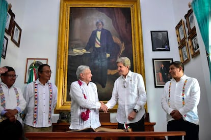 Andrés Manuel López Obrador y John Kerry, en Guelatao, Estado Oaxaca, este martes.
