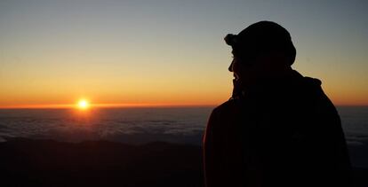 La guía Lucía Méndez, al amanecer desde el pico del Teide.