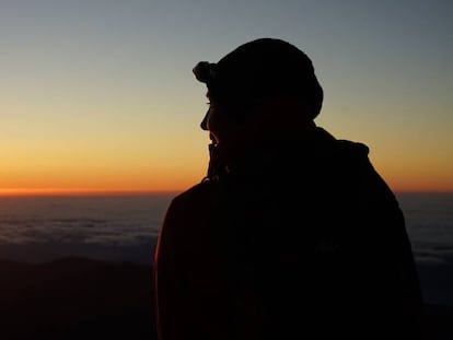 La guía Lucía Méndez, al amanecer desde el pico del Teide.