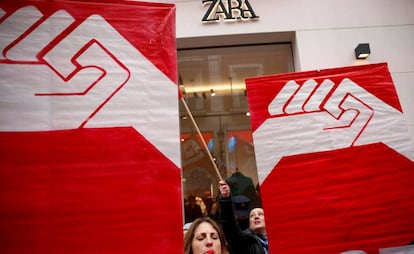 Manifestación de empleados de Inditex ante una tienda de Zara, este sábado en Madrid.