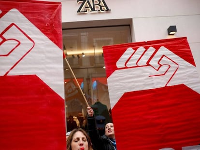 Manifestación de empleados de Inditex ante una tienda de Zara, este sábado en Madrid.