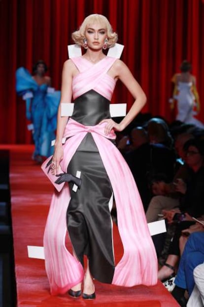 La modelo Gigi Hadid desfila con una de las creaciones de Jeremy Scott para Moschino.