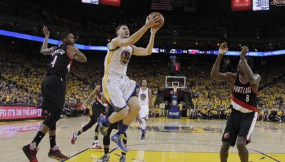 Klay Thompson, entre Harkless y  Aminu.