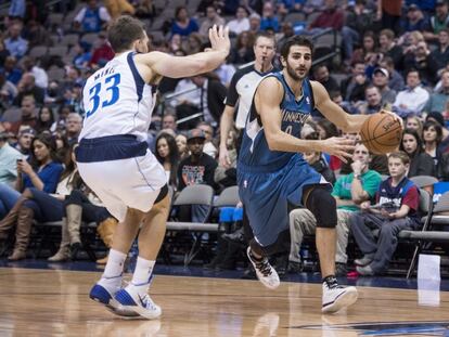 Ricky Rubio intenta eludir a Gal Mekel.