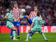 Pablo Barrios controla el balón durante el partido contra el Athletic.