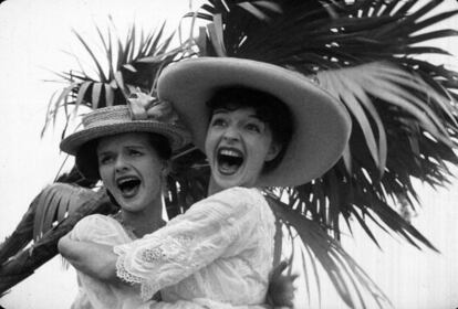 Virginia Nicolson Welles (izquierda) como Lenore Faddish, y Ruth Ford, como Mrs. Billings.