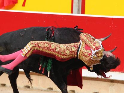 Roca Rey cogido por su primer toro sin consecuencias.