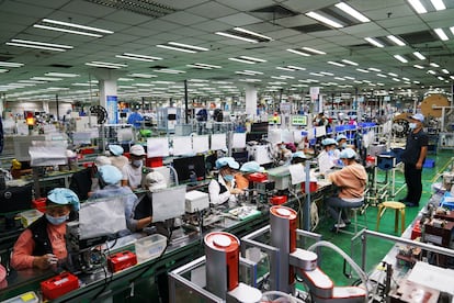 Empleados en una fábrica de Foxconn, en Zhengzhou (China).