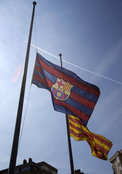 Les bandera catalana i la del FC Barcelona onegen a mitja asta al Camp Nou.
