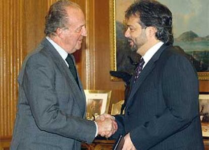 El rey Juan Carlos y Ernest Benach, ayer en el palacio de la Zarzuela.