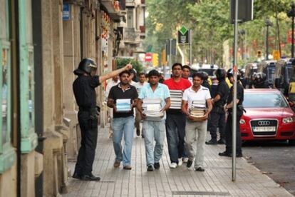 Un grupo de operarios sacan los libros procedentes de la biblioteca del edificio antes ocupado