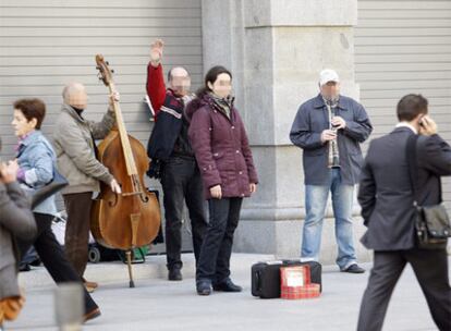 Varios músicos callejeros tocan ayer en la Gran Vía bilbaína.