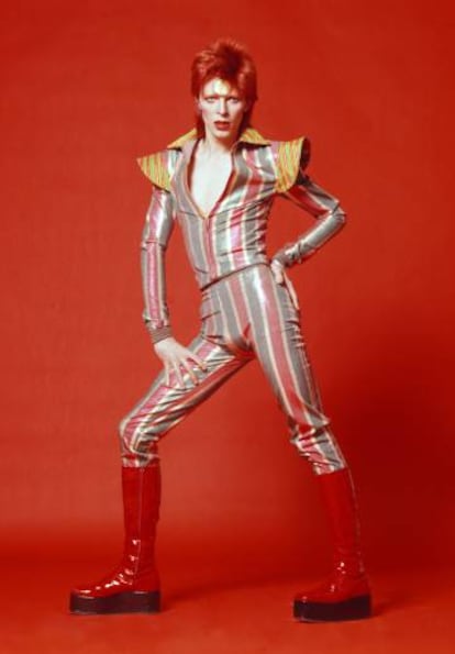 Bowie com Ziggy Stardust, amb vestit extravagant i botes amb plataformes.