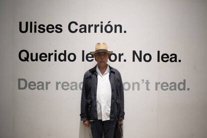 El artista Felipe Ehrenberg, en la exposicón de Ulises Carrión en el museo Jumex