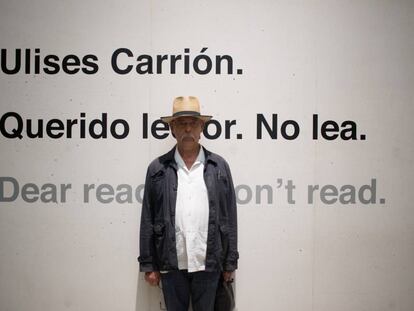 El artista Felipe Ehrenberg, en la exposic&oacute;n de Ulises Carri&oacute;n en el museo Jumex