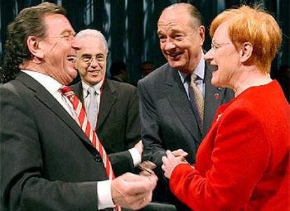 Schröder, junto al presidente francés, Chirac, y la presidenta de Finlandia, Tarja Halonen, al inicio de la reunión.
