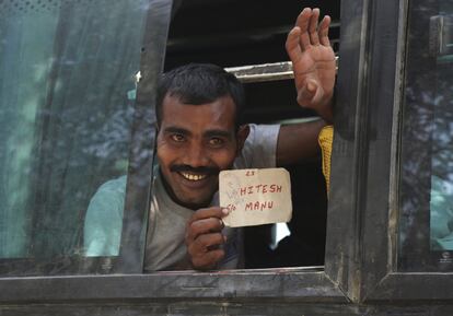 Un pescador indio liberado agita y exhibe su identificación dentro de un autobús que le llevará a su tierra natal, India, desde Lahore (Pakistán). 