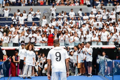 El delantero francés Kylian Mbappé pisa el césped del Santiago Bernabéu por primera vez como jugador del Real Madrid este martes. 