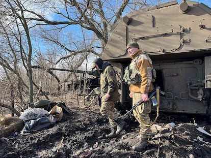 Dos militares de una brigada ucrania junto a un tanque Panzerhaubitze 2000 alemán, en el frente de Donetsk, el jueves.