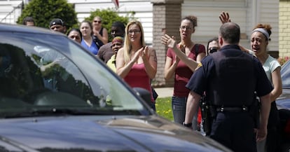 Amigas y vecinas de Amanda Berry, una de las secuestradas, la saludan a su llegada en coche a la casa de su hermana en Cleveland (EE UU).