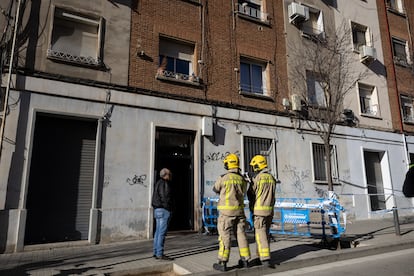 Bomberos junto al número 5 de la calle Canigó