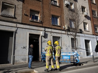 Bomberos junto al número 5 de la calle Canigó