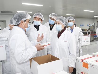 La viceprimera ministra china, Sun Chunlan, visita los laboratorios de Sinovac, una de las farmacéuticas chinas que desarrollan una vacuna