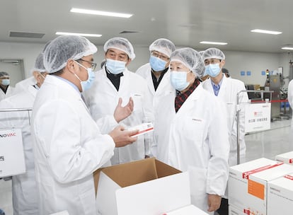 La viceprimera ministra china, Sun Chunlan, visita los laboratorios de Sinovac, una de las farmacéuticas chinas que desarrollan una vacuna