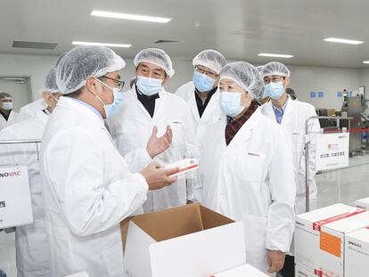 Vice-primeira-ministra chinesa Sun Chunlan visita laboratório da Sinovac, uma das farmacêuticas chinesas que estão desenvolvendo vacinas contra a covid-19.