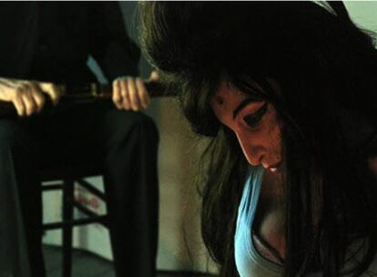 Escultura de tamaño real de la cantante británica Amy Winehouse asesinada con un tiro en la cabeza y sobre un charco de sangre