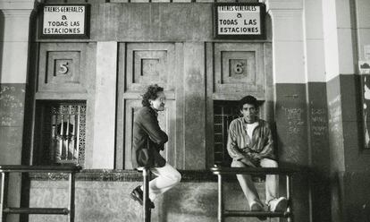 Ricardo Piglia, fotografiado en la estación de Constitución en Buenos Aires en los ochenta.